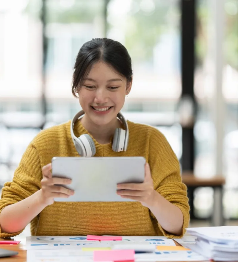 Profissional organizando atividades com um tablet